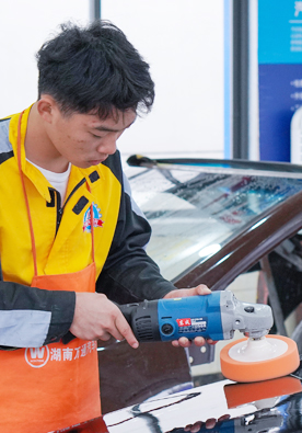 湖南萬通汽車學(xué)校_奔馳寶馬車分組實訓(xùn)